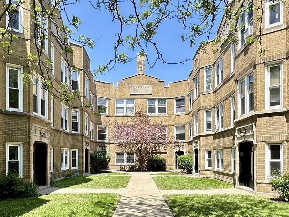 4826.5 W Addison St in Chicago, IL - Building Photo
