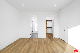 10805 Morrison St in Los Angeles, CA - Building Photo - Building Photo