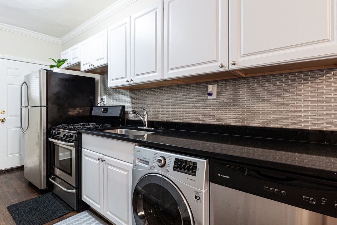 730 W Roscoe St, Unit 2N in Chicago, IL - Building Photo