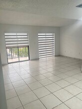 5249 NW 7th St, Unit 313 in Miami, FL - Foto de edificio - Building Photo