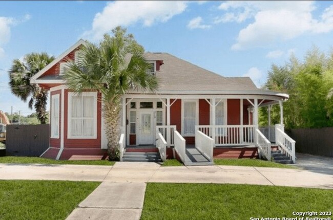 property at 319 E Courtland Pl
