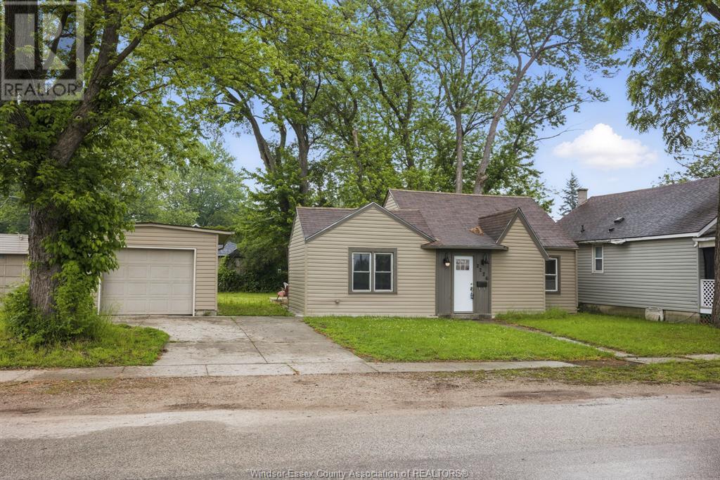 2226 Janette Ave in Windsor, ON - Building Photo