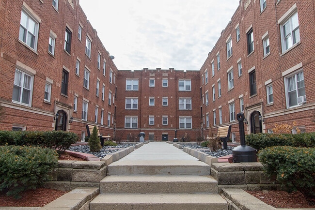 909 W Cornelia Ave, Unit J08P in Chicago, IL - Foto de edificio - Building Photo