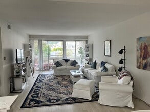 Chateau Brentana in Los Angeles, CA - Building Photo - Building Photo