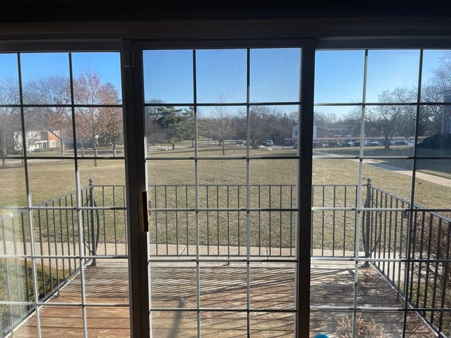 500 Fox Hills Dr N, Unit Apt 1 in Bloomfield Township, MI - Foto de edificio - Building Photo