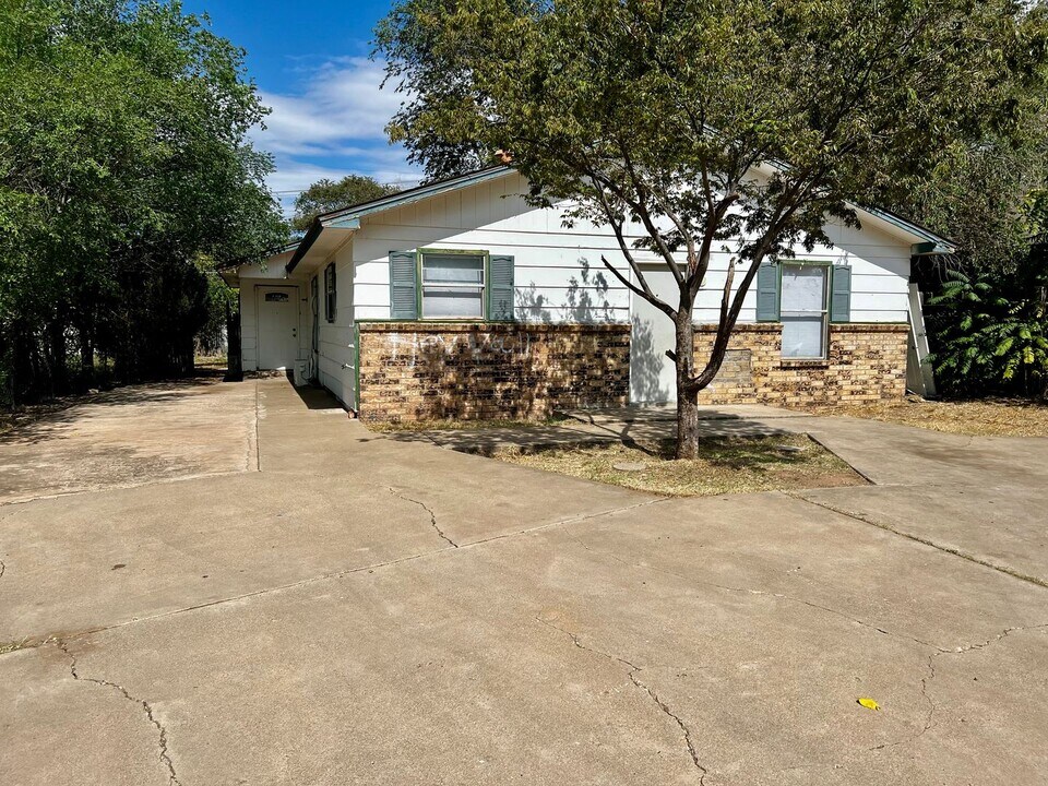 2122 21st St in Lubbock, TX - Building Photo