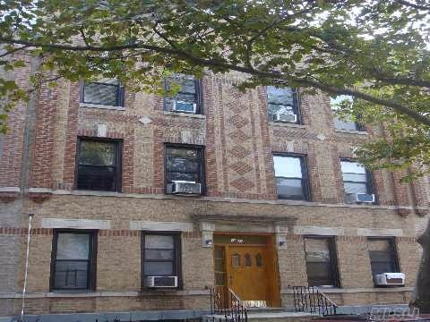 71-09 67th Pl in Glendale, NY - Building Photo