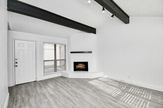 8573 Wilcrest Dr in Houston, TX - Foto de edificio - Building Photo