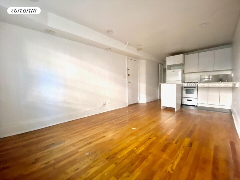 62 W 70th St in New York, NY - Building Photo