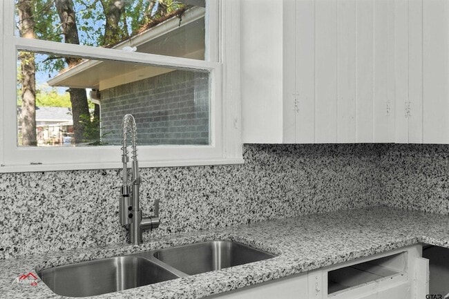 1307 Ash Ln in Kilgore, TX - Foto de edificio - Building Photo