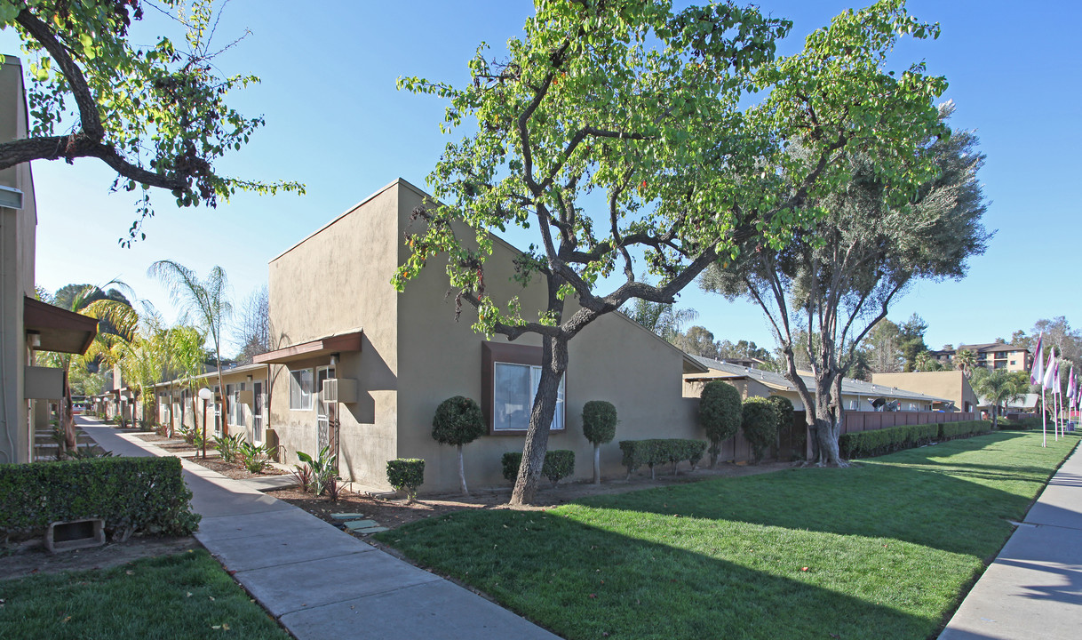 The Grand Rose Apartments in Escondido, CA - Foto de edificio