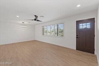 8112 E Virginia Ave in Scottsdale, AZ - Foto de edificio - Building Photo
