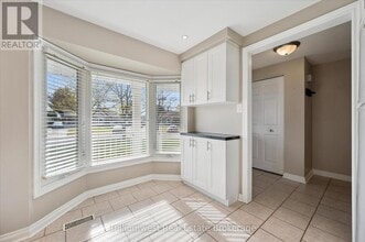 424 Benesfort Ct in Kitchener, ON - Building Photo - Building Photo