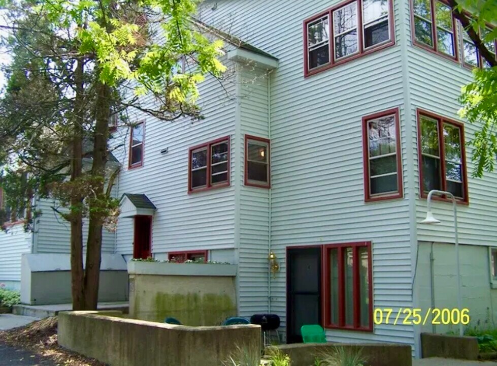 1060 Danby Rd, Unit 1060#4 in Ithaca, NY - Building Photo