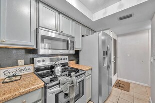 2618 Cove Cay Dr in Clearwater, FL - Building Photo