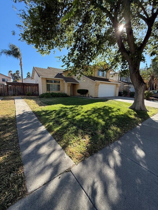 1870 Foxwood Dr in Tracy, CA - Building Photo