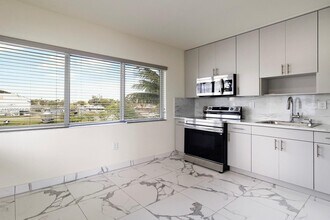 2323 NW 15th St in Miami, FL - Building Photo - Building Photo