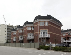 112-120 Bronte Rd in Oakville, ON - Building Photo - Building Photo