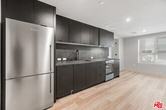 12431 Rochester Ave in Los Angeles, CA - Building Photo - Building Photo