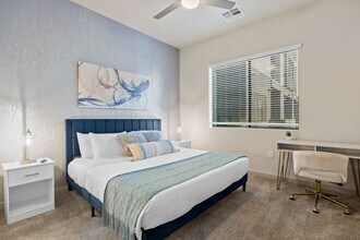 500 W Broadway Rd in Tempe, AZ - Foto de edificio - Building Photo