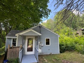 14 Lothrop St in Auburn, ME - Building Photo