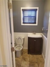 132 Willow St, Unit MasterBedroom in Bloomfield, NJ - Building Photo - Building Photo