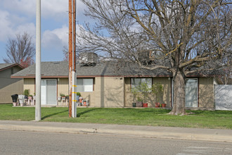 Lindsay Senior Villa in Lindsay, CA - Building Photo - Building Photo