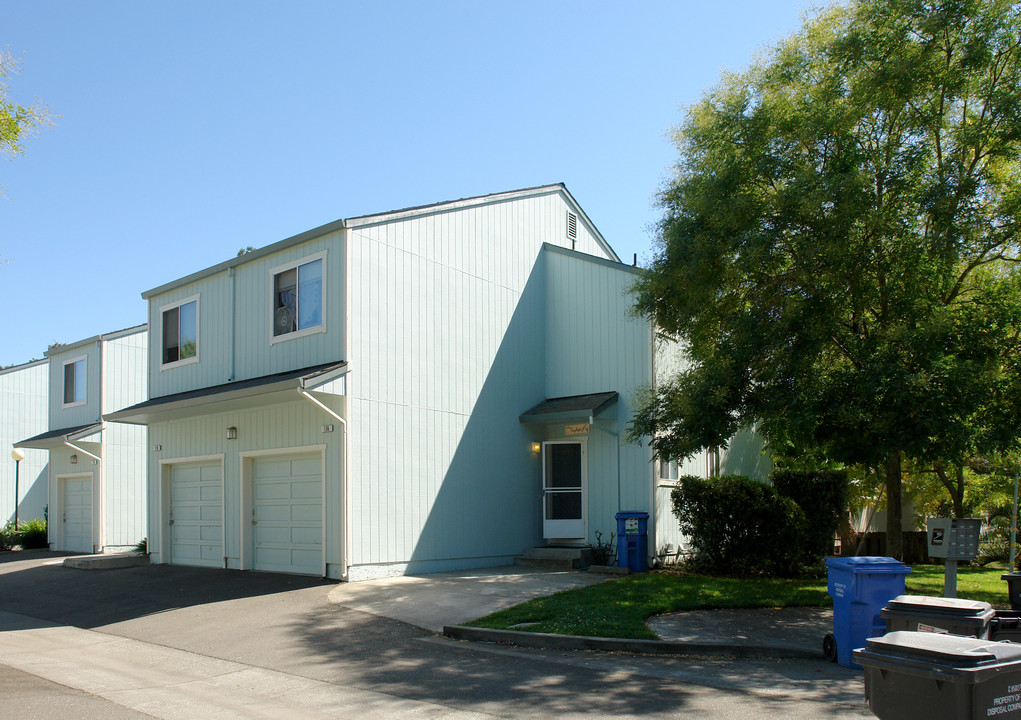 136-140 3rd St in Windsor, CA - Building Photo