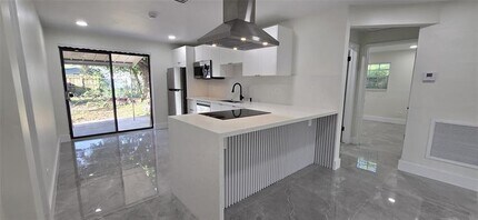 5727 Cody St in Hollywood, FL - Building Photo - Building Photo