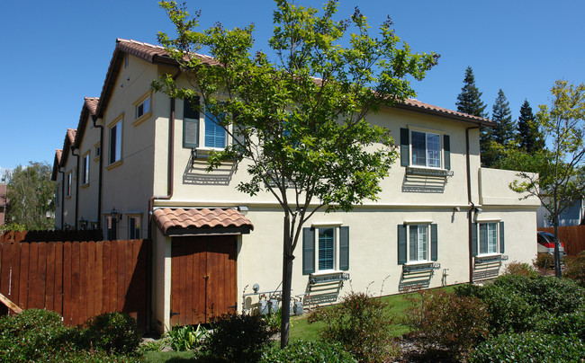 12-48 Yasemin Ct in Martinez, CA - Foto de edificio - Building Photo