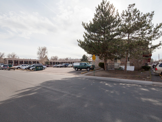 Fenton Garden Apartments in Lakewood, CO - Building Photo - Building Photo