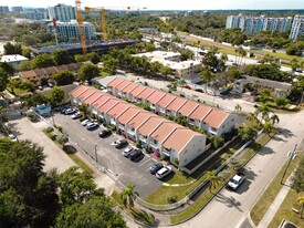 2050 NE 140th St in North Miami Beach, FL - Foto de edificio - Building Photo