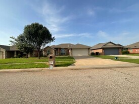 700 Apple Tree Ln in Moore, OK - Building Photo