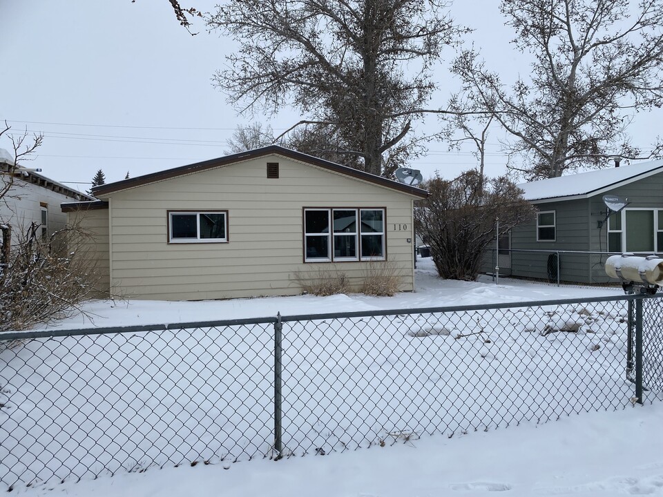 110 E Hickory Ave in Saratoga, WY - Building Photo