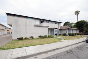 Fox Circle Apartments in Huntington Beach, CA - Building Photo