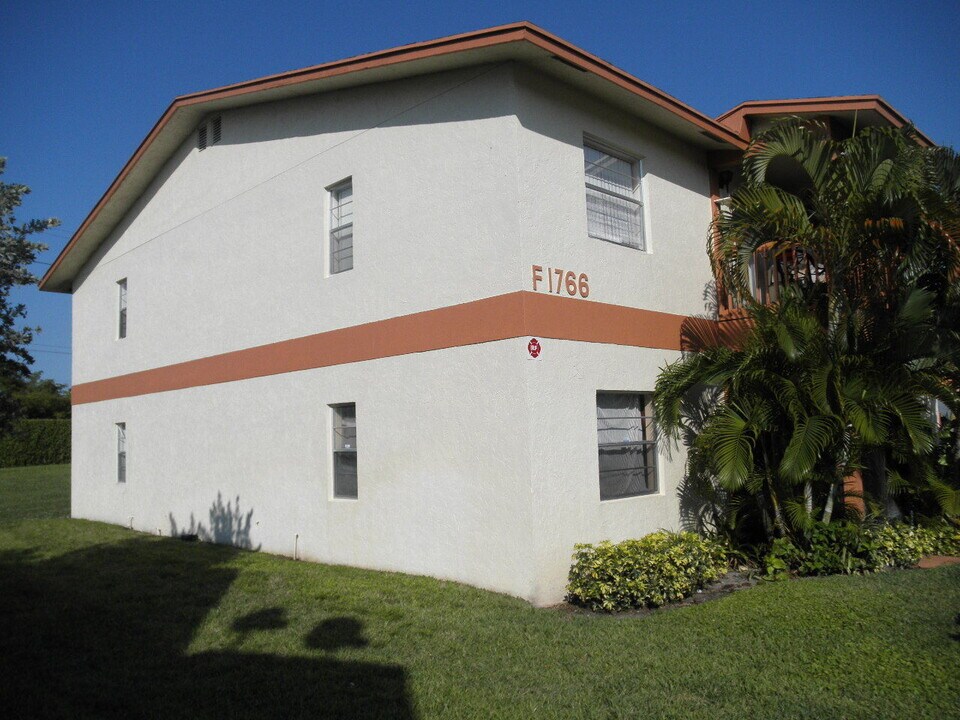 1766 Abbey Rd in West Palm Beach, FL - Building Photo