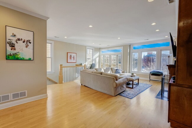 1014 W Montana St in Chicago, IL - Building Photo - Building Photo