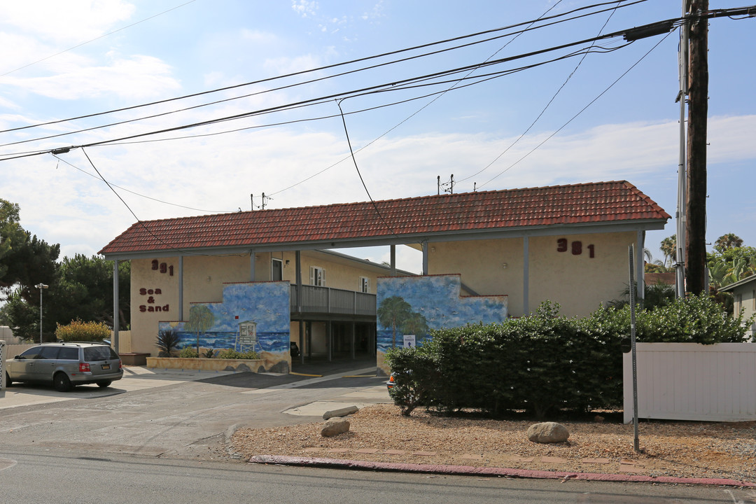 381 Oak Ave in Carlsbad, CA - Building Photo