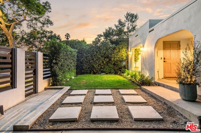 8717 Dorrington Ave in West Hollywood, CA - Building Photo - Building Photo