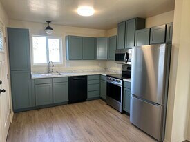 117 C St, Unit 117 Unit F in Phoenix, OR - Building Photo