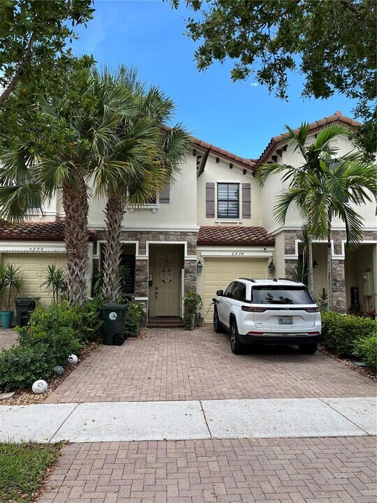 6974 Halton Park Ln in Coconut Creek, FL - Foto de edificio