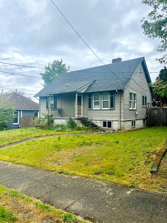 1708 Gregory Way in Bremerton, WA - Building Photo