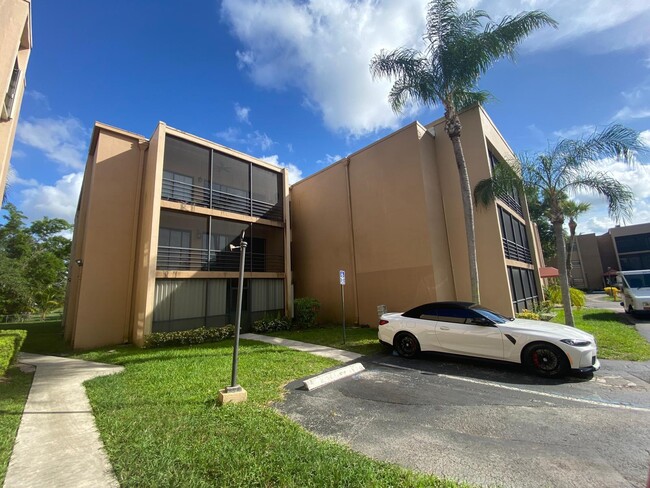 4020 N Hills Dr in Hollywood, FL - Building Photo - Building Photo