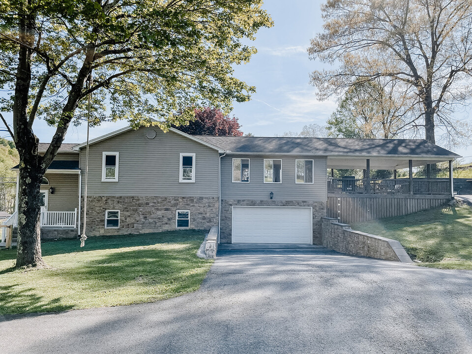 900 Maple Fork Rd in Mt Hope, WV - Foto de edificio