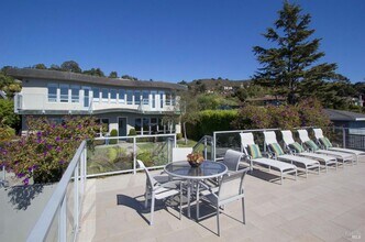 747 Tiburon Blvd in Tiburon, CA - Building Photo - Building Photo