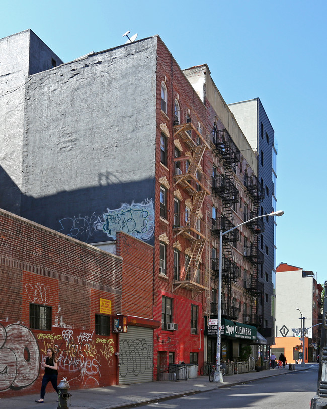 147 Elizabeth St in New York, NY - Foto de edificio - Building Photo