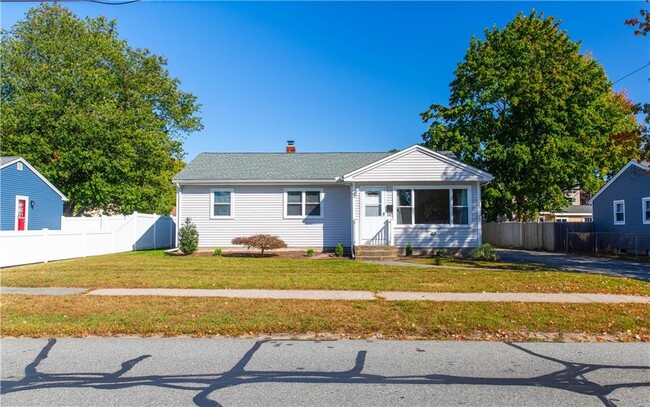 147 Asylum Rd in Warwick, RI - Foto de edificio - Building Photo