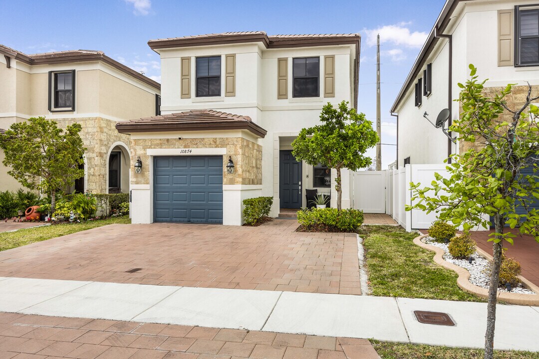 10874 W 35th Way in Hialeah, FL - Building Photo