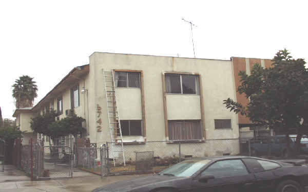 5742 Waring Ave in Los Angeles, CA - Building Photo - Building Photo