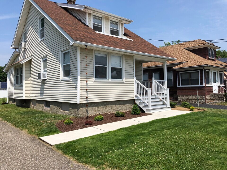 140 Adams St in Stratford, CT - Building Photo